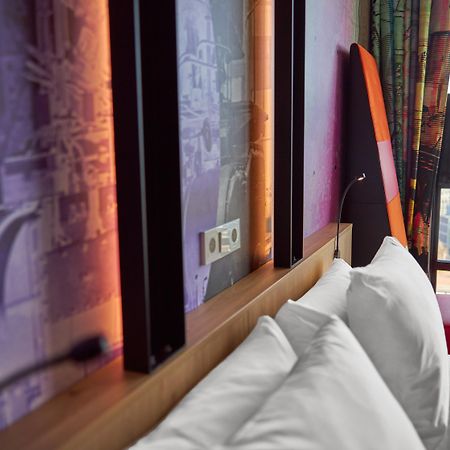 Inntel Hotels Amsterdam Landmark Экстерьер фото Detail of the interior of a room at the hotel