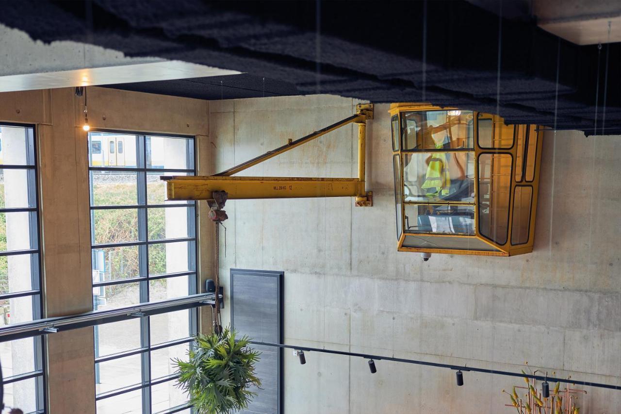Inntel Hotels Amsterdam Landmark Экстерьер фото The elevator is operated by a manual winch.