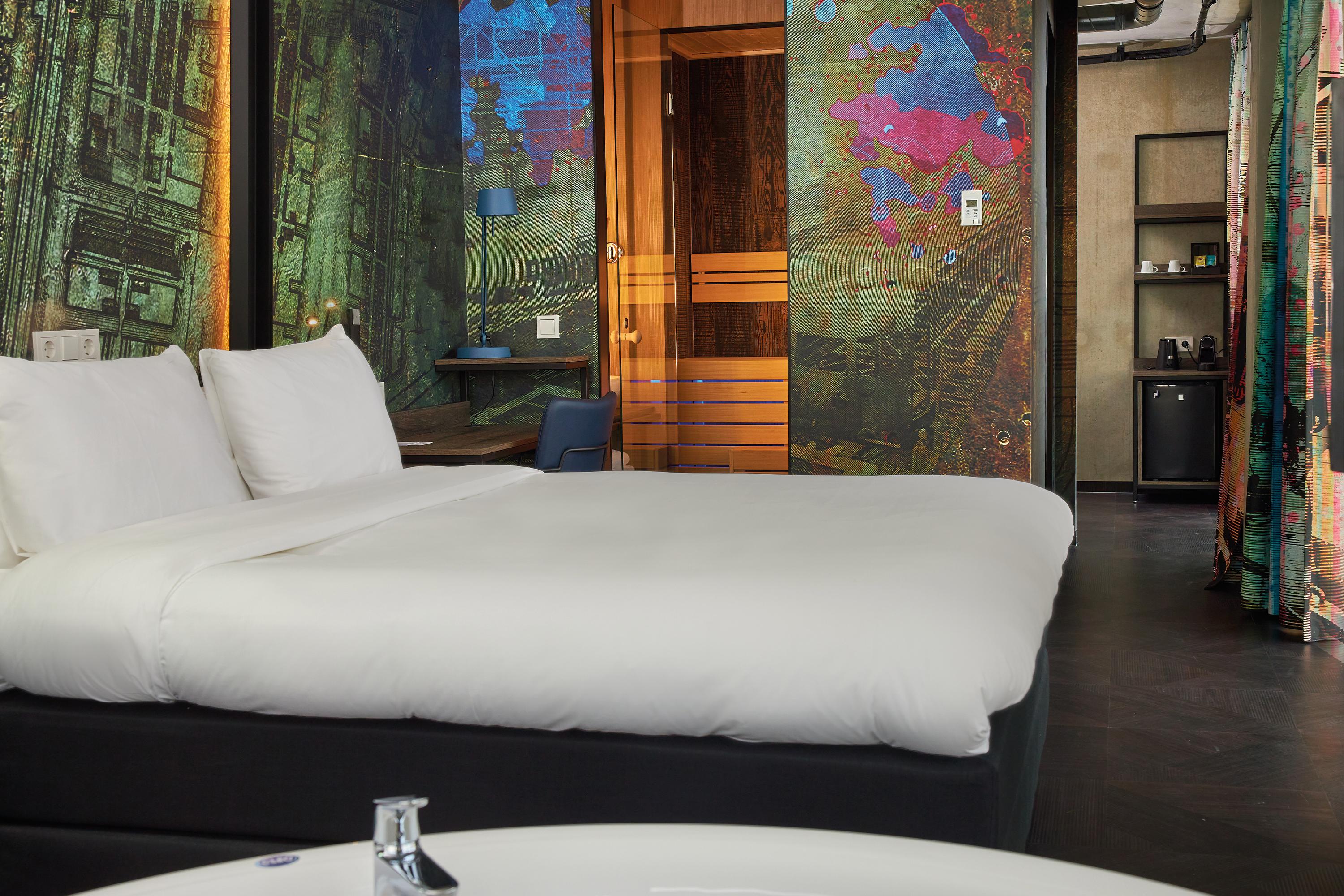 Inntel Hotels Amsterdam Landmark Экстерьер фото The interior of a room at the hotel