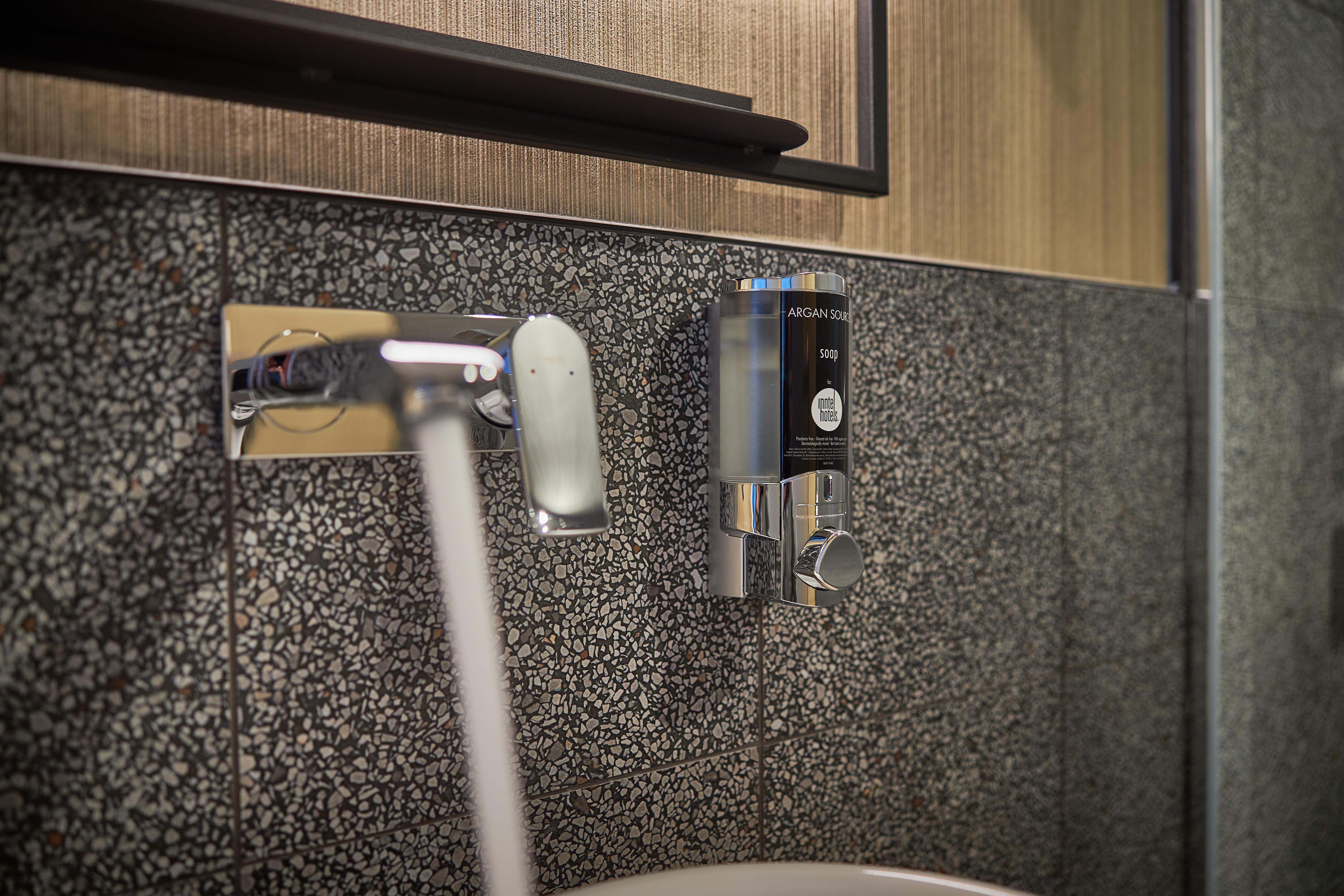 Inntel Hotels Amsterdam Landmark Экстерьер фото Argan soap dispenser
