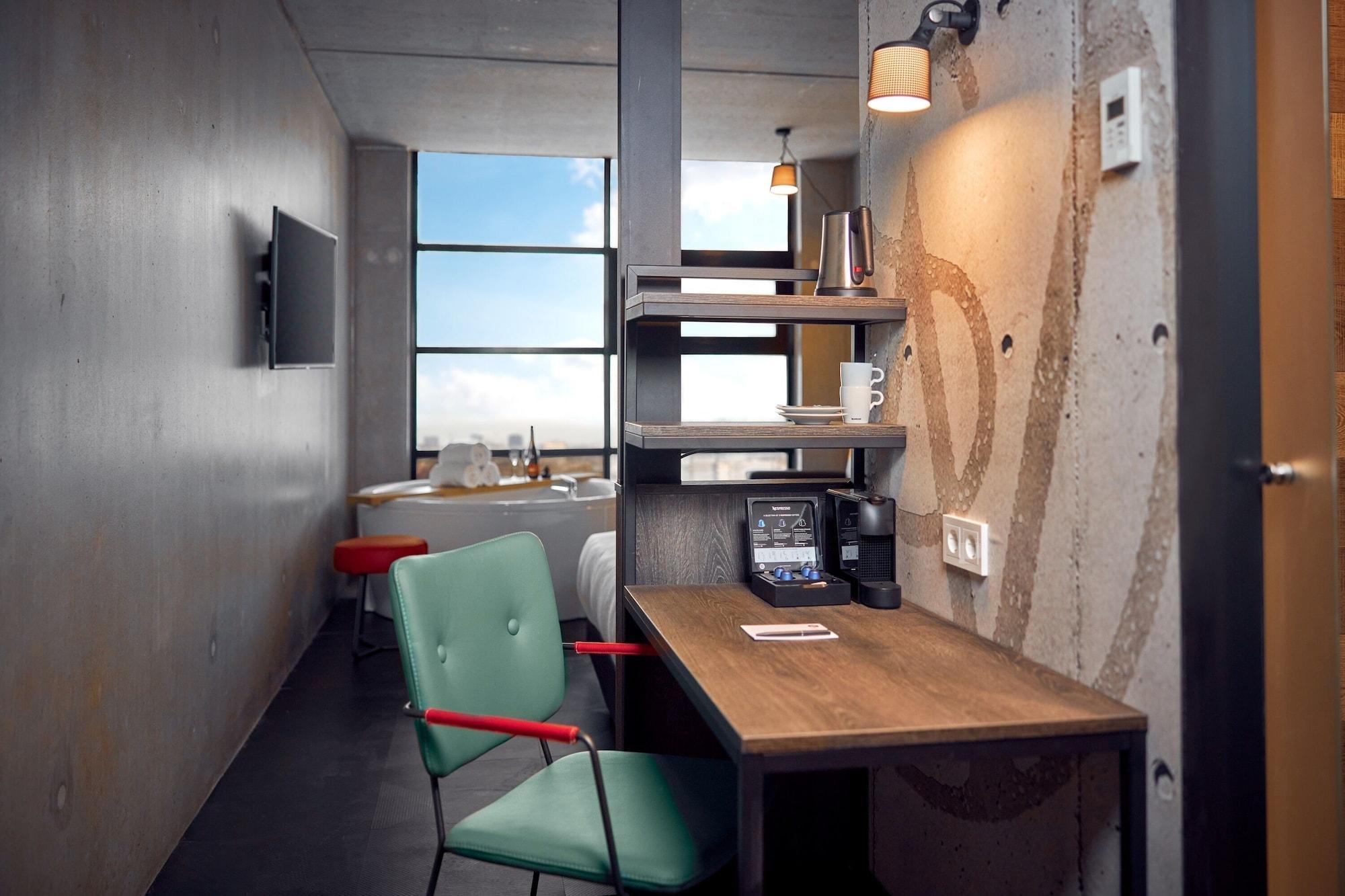 Inntel Hotels Amsterdam Landmark Экстерьер фото Interior of a room at the hotel